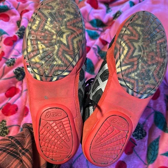 ASICS Kids Black and Red Shoes - Picture 3 of 3